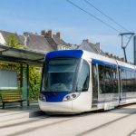 Tramway train : fonctionnement, usages et atouts de ce transport hybride