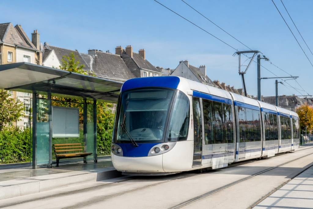 Tramway train : fonctionnement, usages et atouts de ce transport hybride